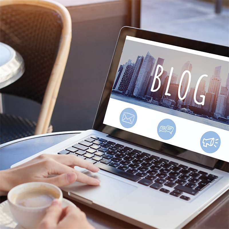 Computer med blog på